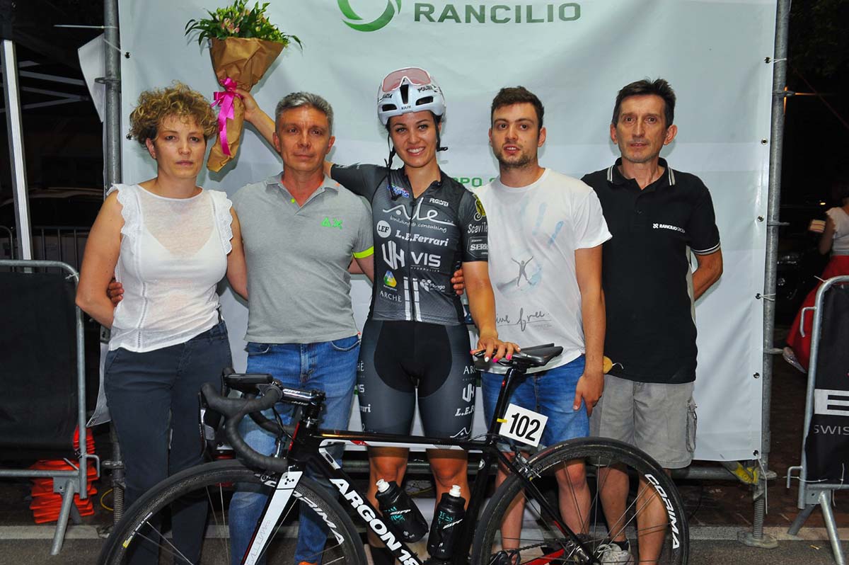 Gli organizzatori del Trofeo Rancilio Ladies con la vincitrice Rachele Barbieri (foto Walter Todaro)