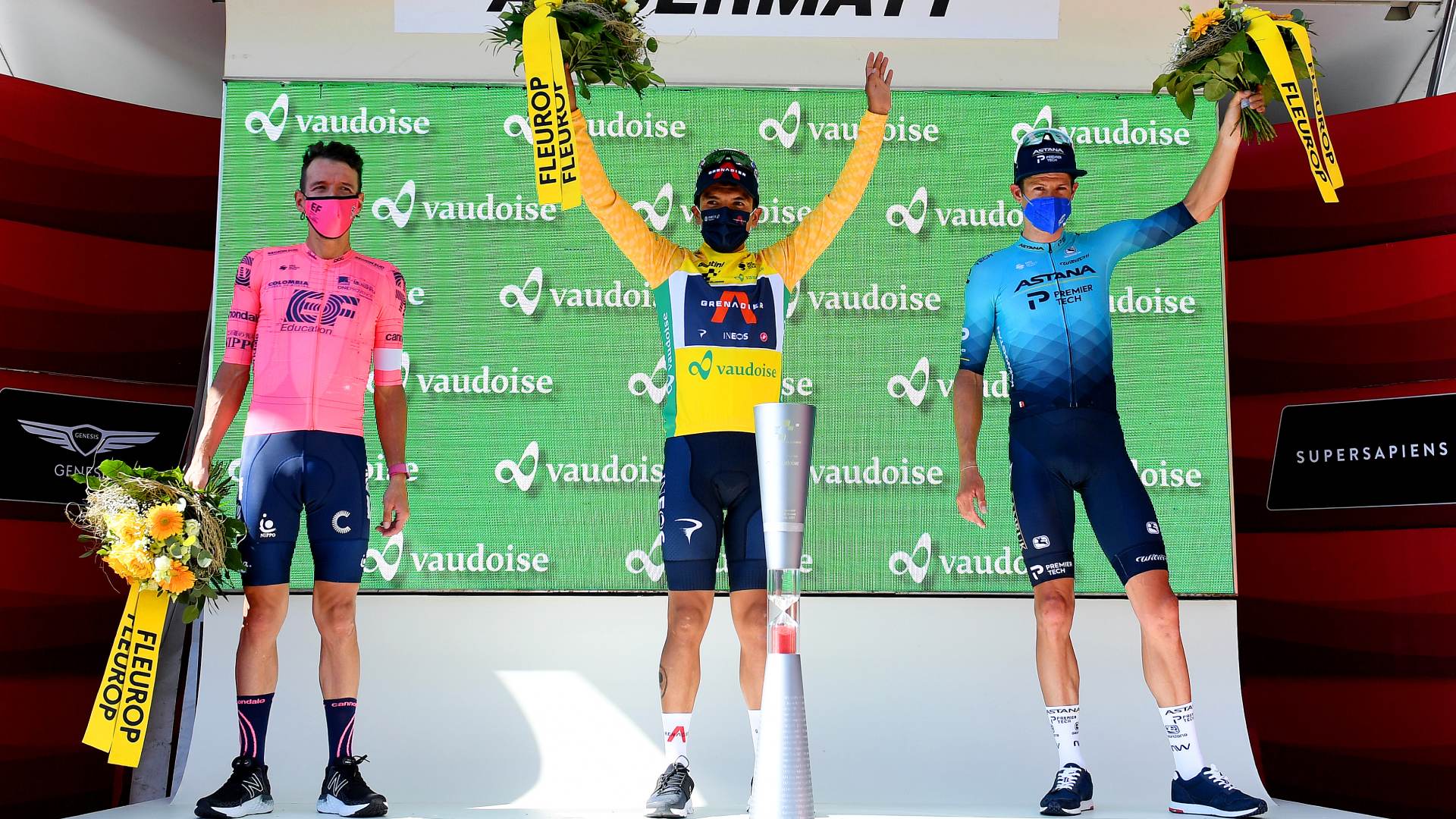 Il podio finale del Tour de Suisse 2021 vinto da Richard Carapaz (foto Getty Images)