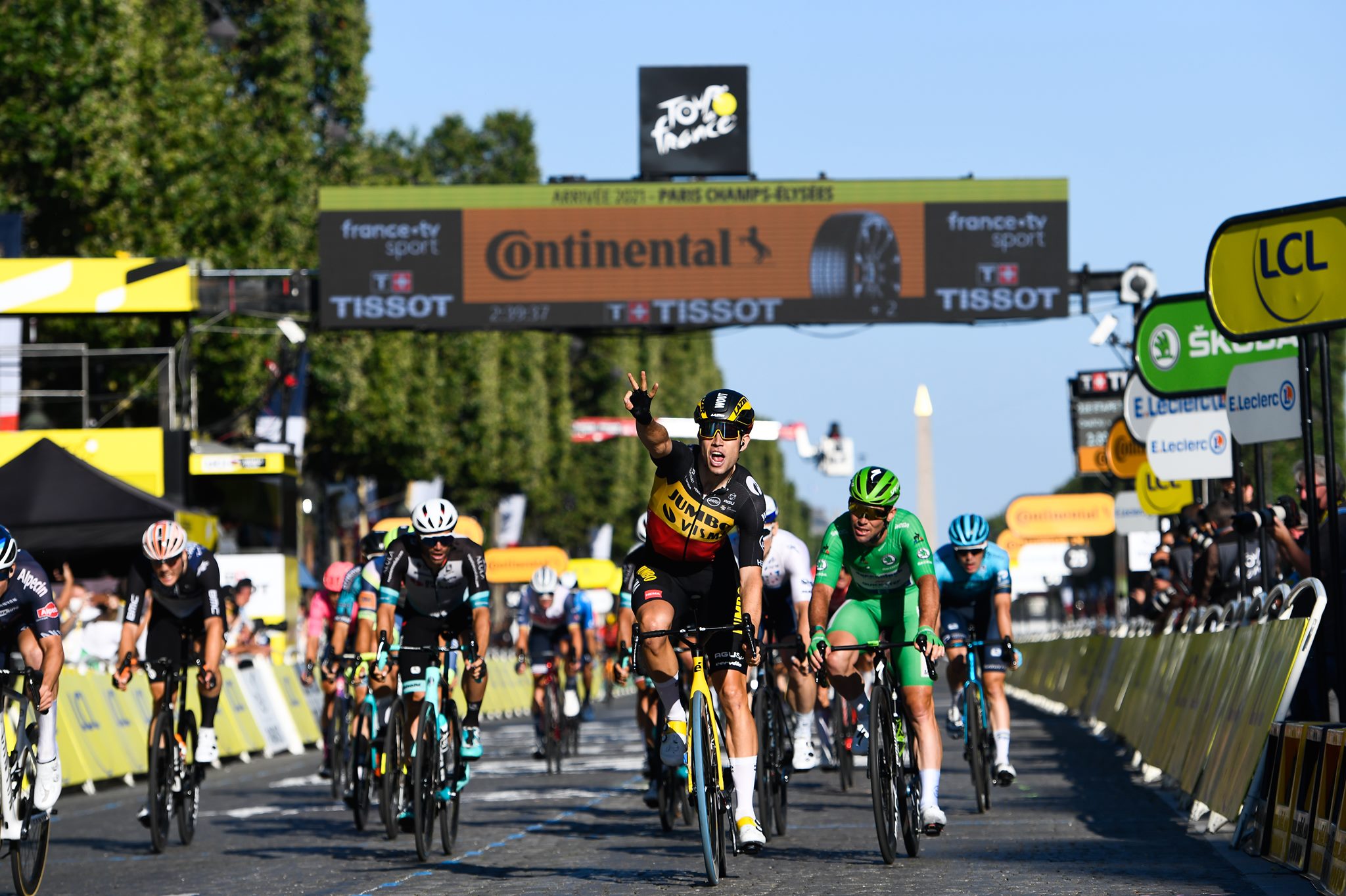 Wout Van Aert vince a Parigi l'ultima tappa del Tour de France 2021