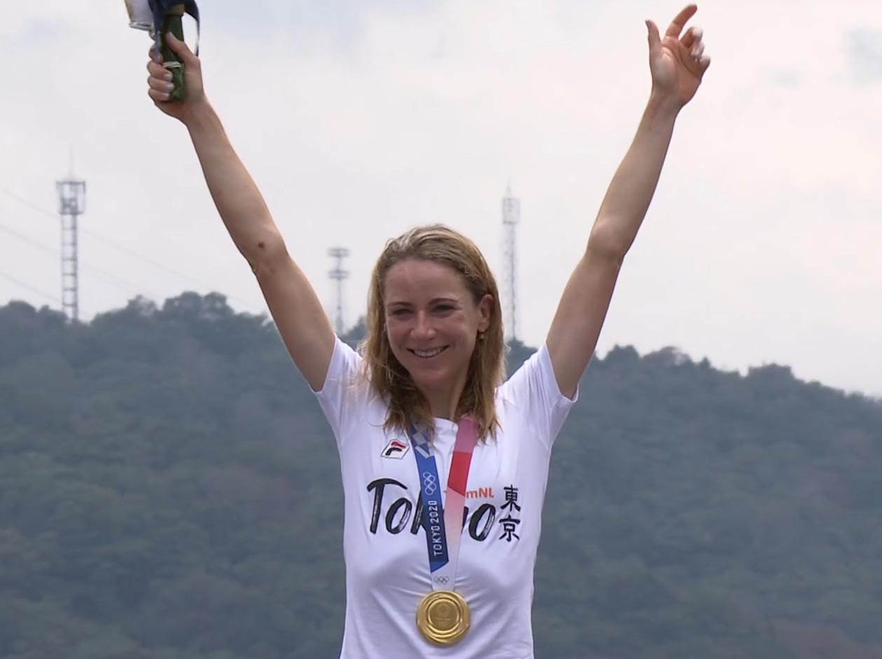 Annemiek Van Vleuten medaglia d'oro nella cronometro femminile delle Olimpiadi di Tokyo 2020