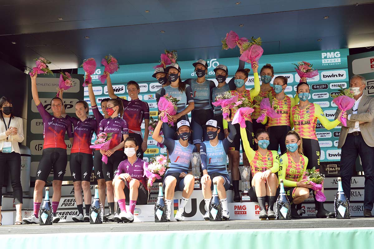 Il podio della cronosquadre del Giro Donne 2021