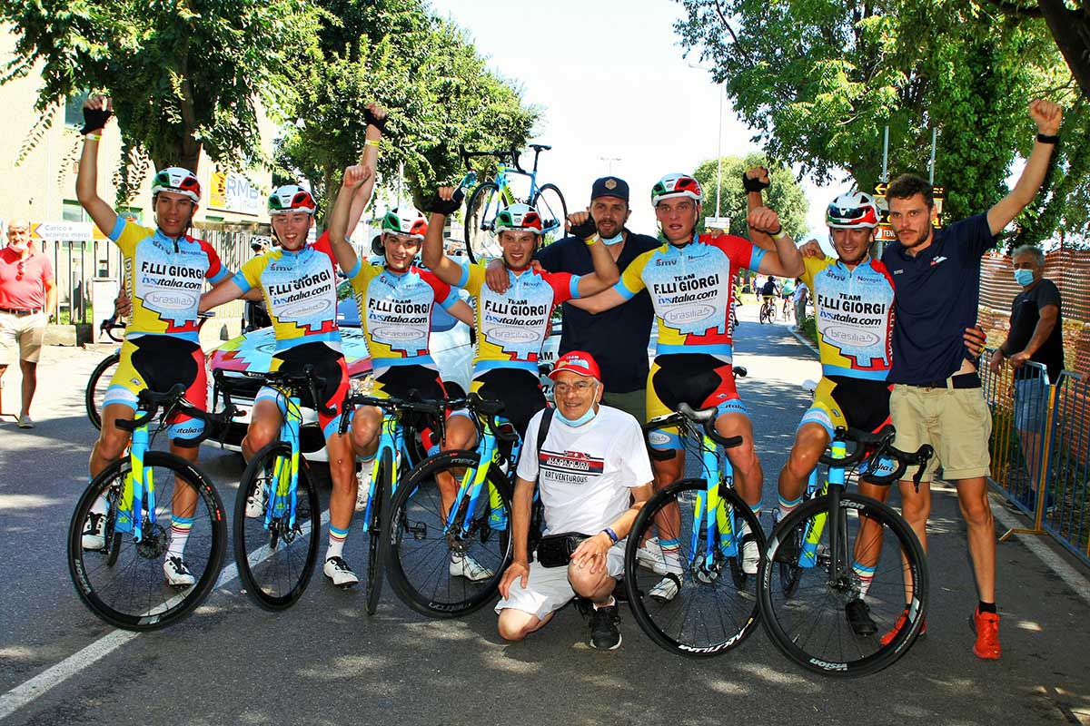 Festa del Team Giorgi per la vittoria di Manuel Tebaldi ad Osio Sotto (foto Berry)