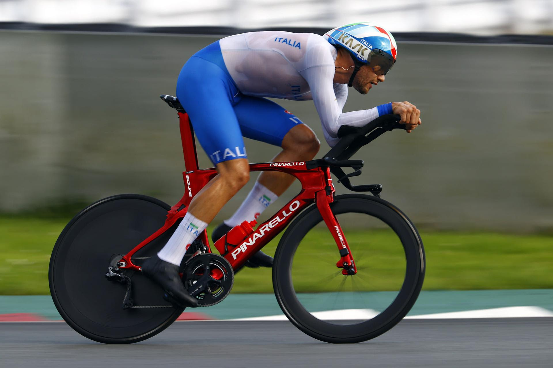 Filippo Ganna in azione durante la cronometro delle Olimpiadi di Tokyo 2020
