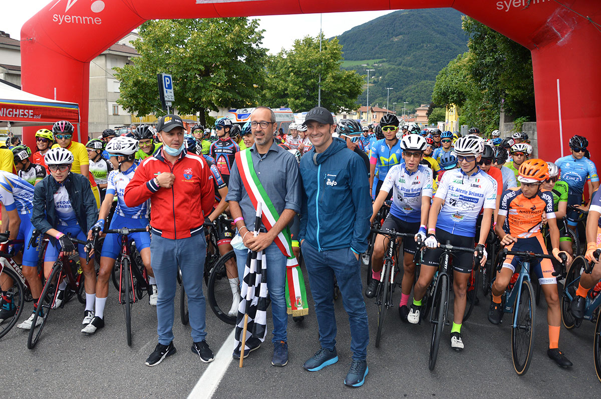 I 173 al via, con il sindaco Merelli, Mauro Zinetti e Ivan Basso