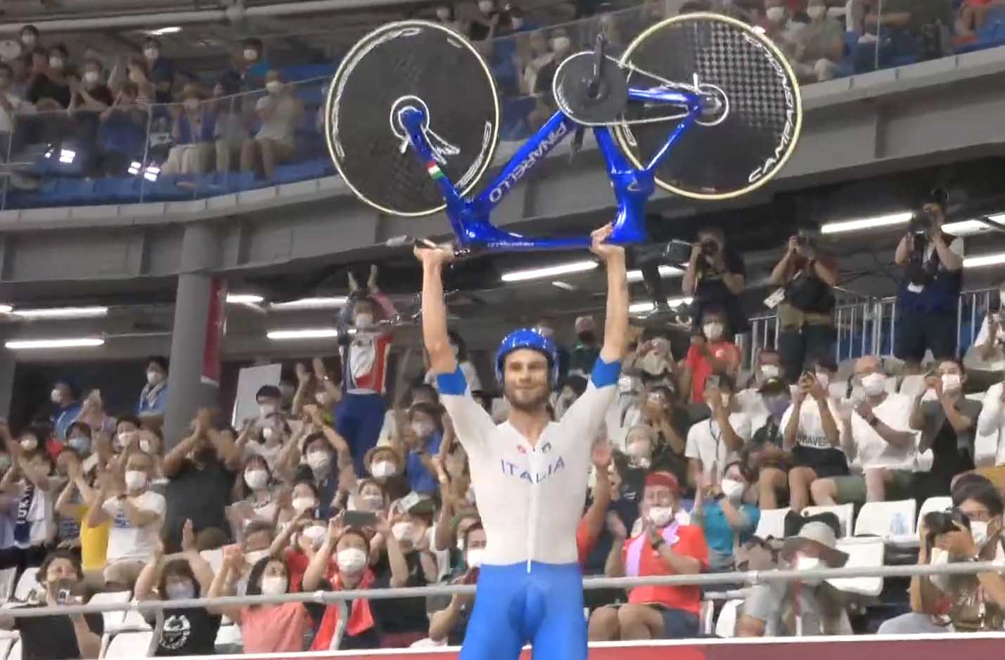 Filippo Ganna festeggia dopo la vittoria olimpica
