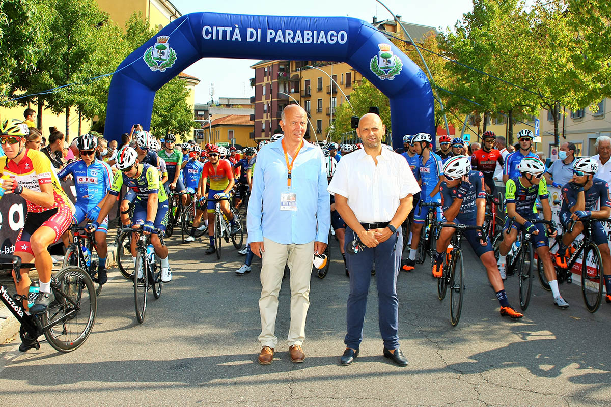 Il presidente del Gc Libero Ferrario Olindo Garavaglia e il sindaco di Parabiago Raffaele Cucchi alla partenza (foto Berry)