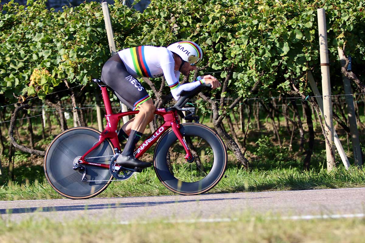 Il campione del mondo Filippo Ganna in azione all'Europeo a cronometro di Trento (foto Photobicicailotto)