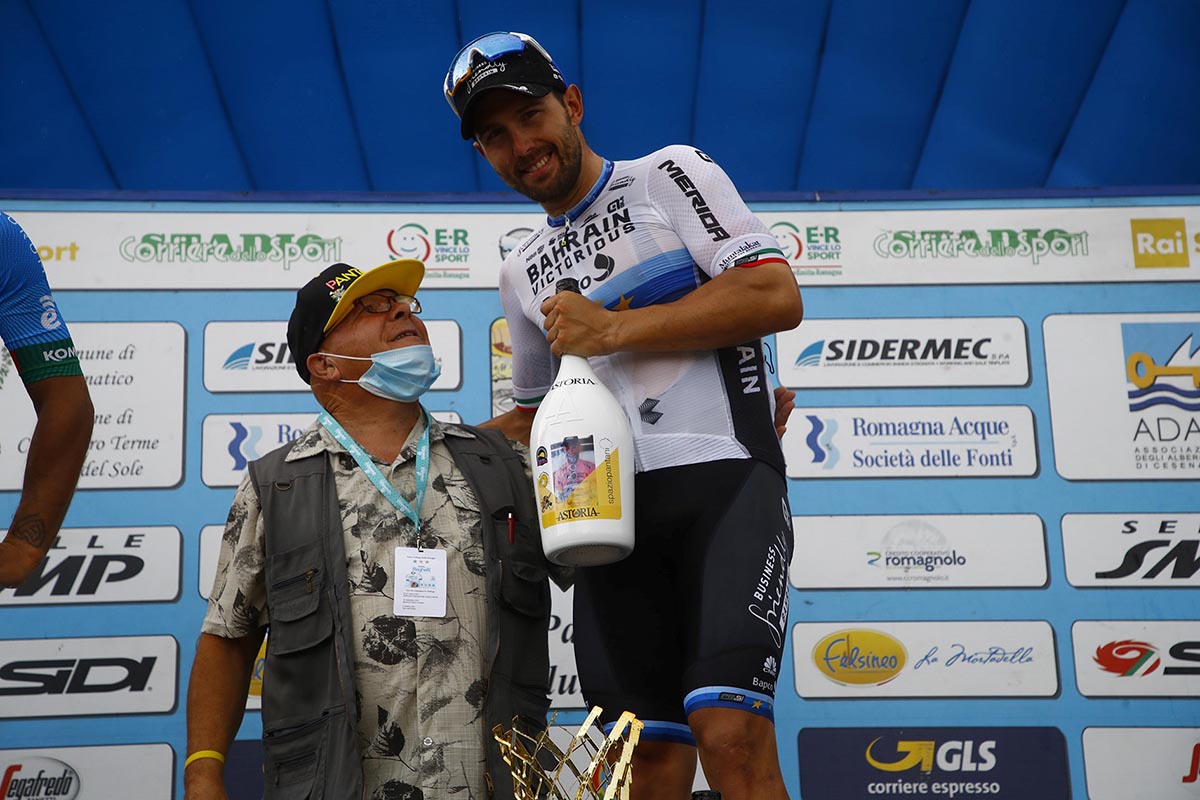 Sonny Colbrelli vincitore del Memorial Marco Pantani 2021 con papà Pantani (foto BettiniPhoto)