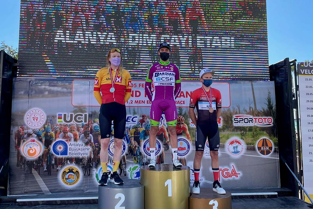 Il podio del Gp Alanya 2022 vinto da Alessio Martinelli (foto Bardiani - CSF - Faizanè & Yucelcakiroglu - Velo Alanya)