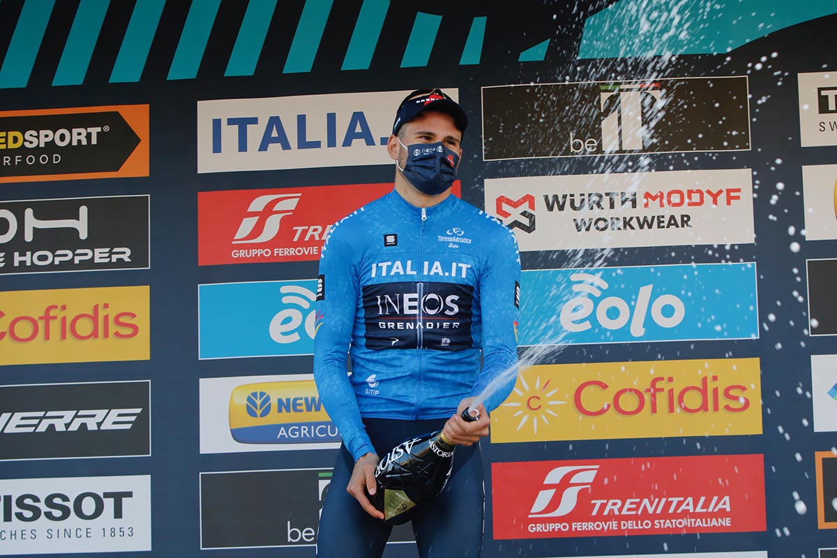 Filippo Ganna leader della Tirreno-Adriatico 2022 dopo la prima tappa (foto Photobicicialotto)