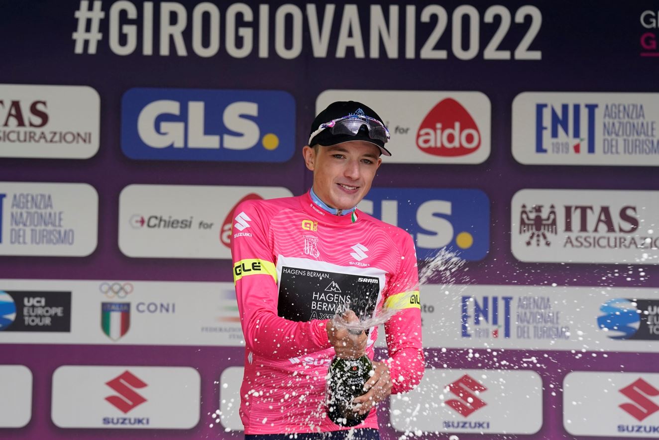 Leo Hayter maglia rosa del Giro d'Italia Under 23 2022 (foto Isolapress)