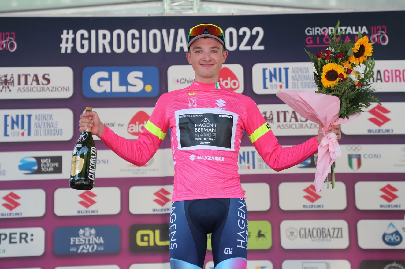 Leo Hayter maglia rosa dopo la seconda tappa del Giro d'Italia Under 23 2022 (foto Isolapress)