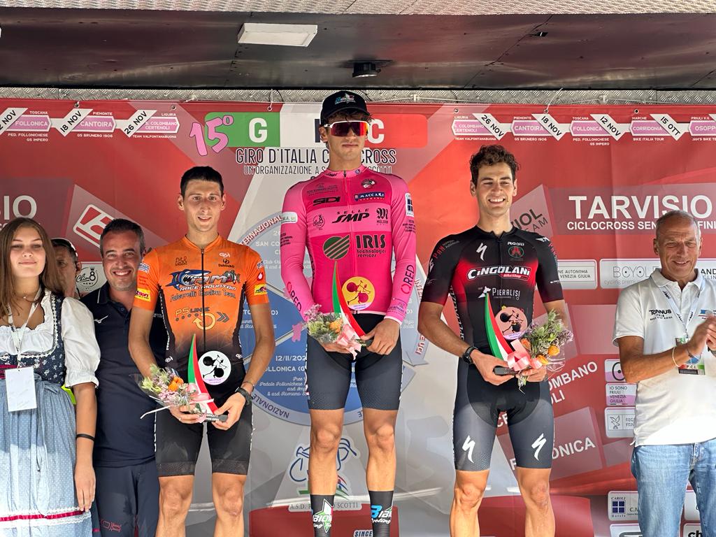 Federico Ceolin sul podio di Tarvisio in maglia rosa