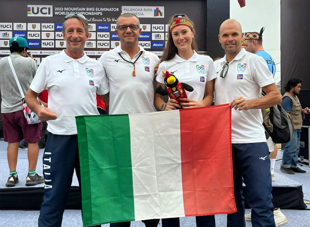 Il ct Celestino e lo staff italiano con la campionessa del mondo Gaia Tormena