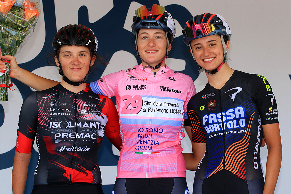 Il podio della gara Elite del Giro della Provincia di Pordenone 2024 - Foto FLAVIANO OSSOLA