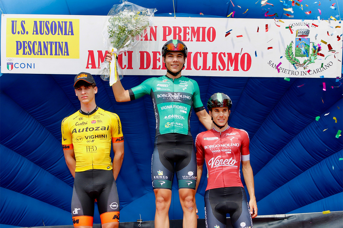 Il podio della prova in linea dell'8° GP Amici del Ciclismo - credit Photobicicailotto