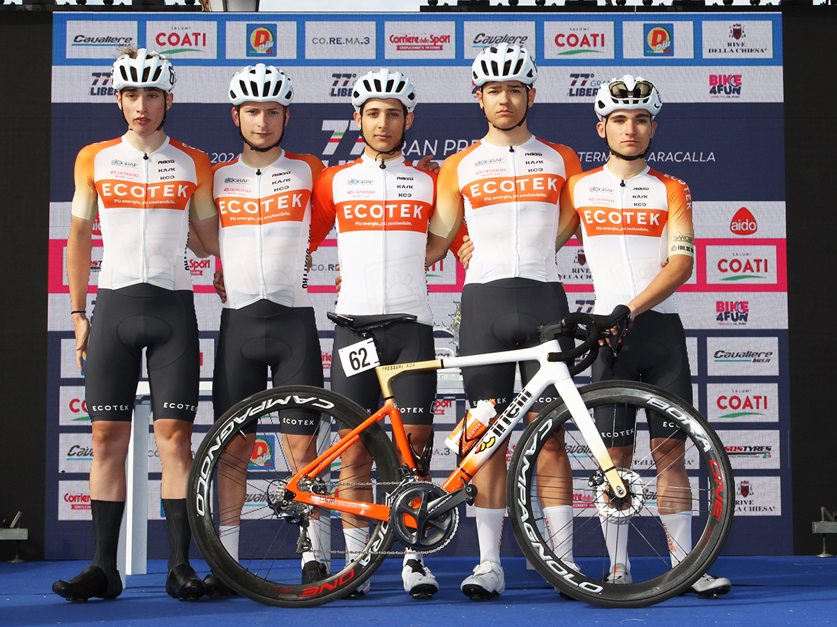 Il quintetto del Team ECOTEK al via del Liberazione 2 - credit Rodella