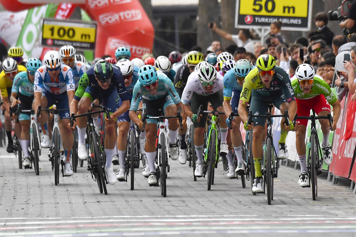 La volata al Giro di Turchia vinta da Giovanni Lonardi dopo la penalizzazione di Van Poppel - credit Sprint Cycling Agency