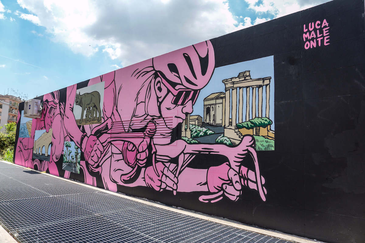 Il murale realizzato da Lucamaleonte e dedicato al Giro d'Italia - credit LaPresse
