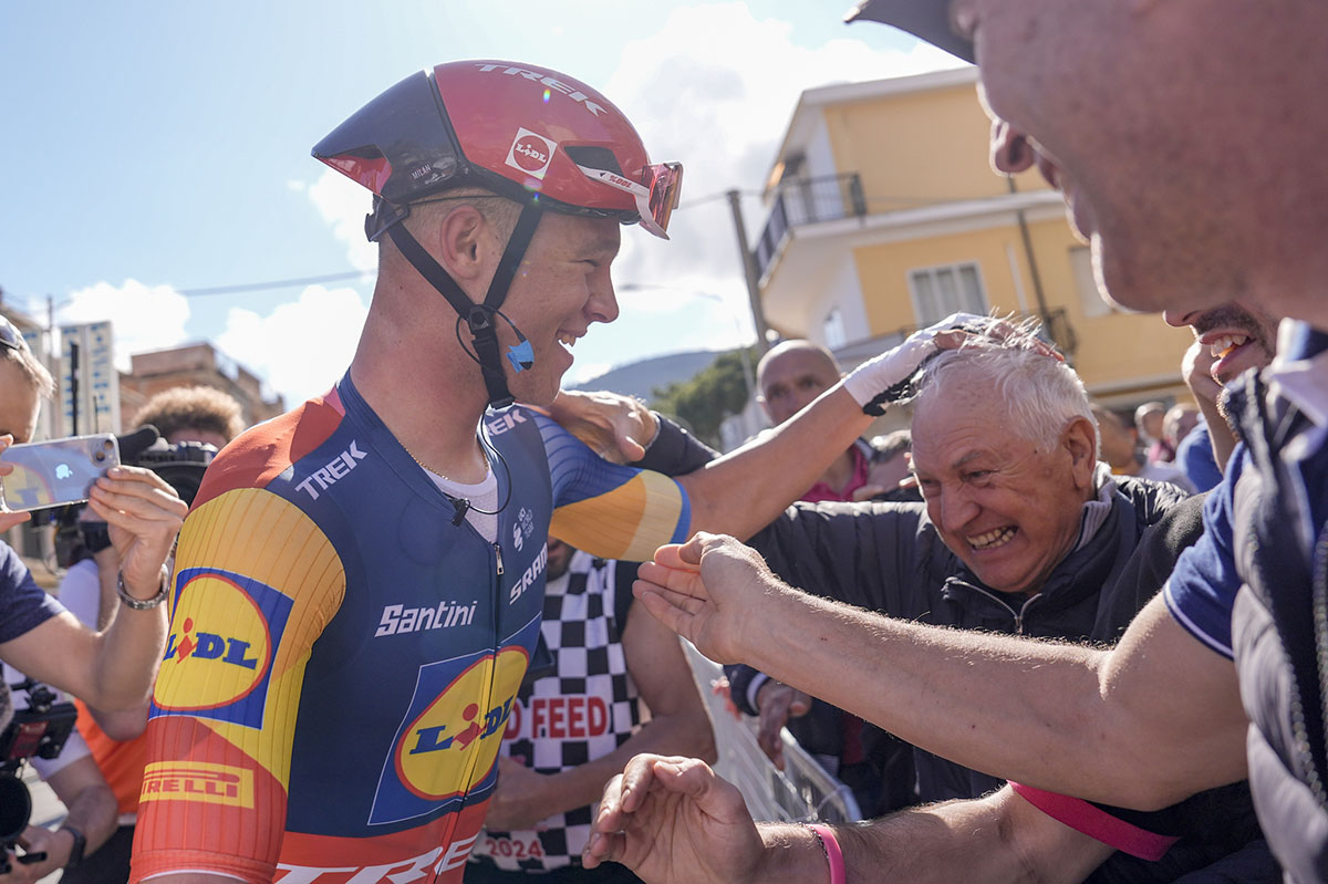I festeggiamenti di Jonathan Milan, vincitore della quarta tappa del Giro d'Italia - credit LaPresse