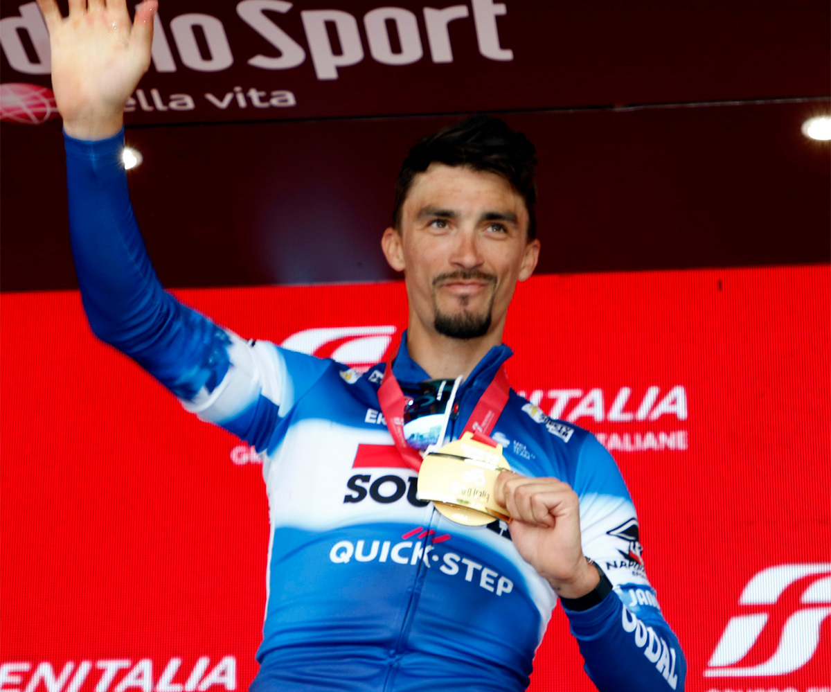 Julian Alaphilippe sul podio della 12° tappa del Giro d'Italia - credit Photobicicailotto
