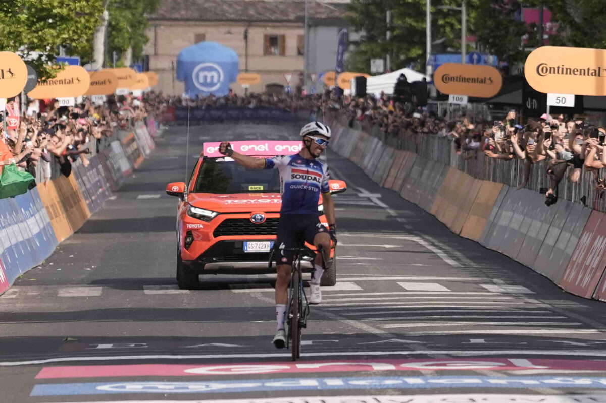 Julian Alaphilippe vince a Fano la 12° tappa del Giro d'Italia - credit LaPresse