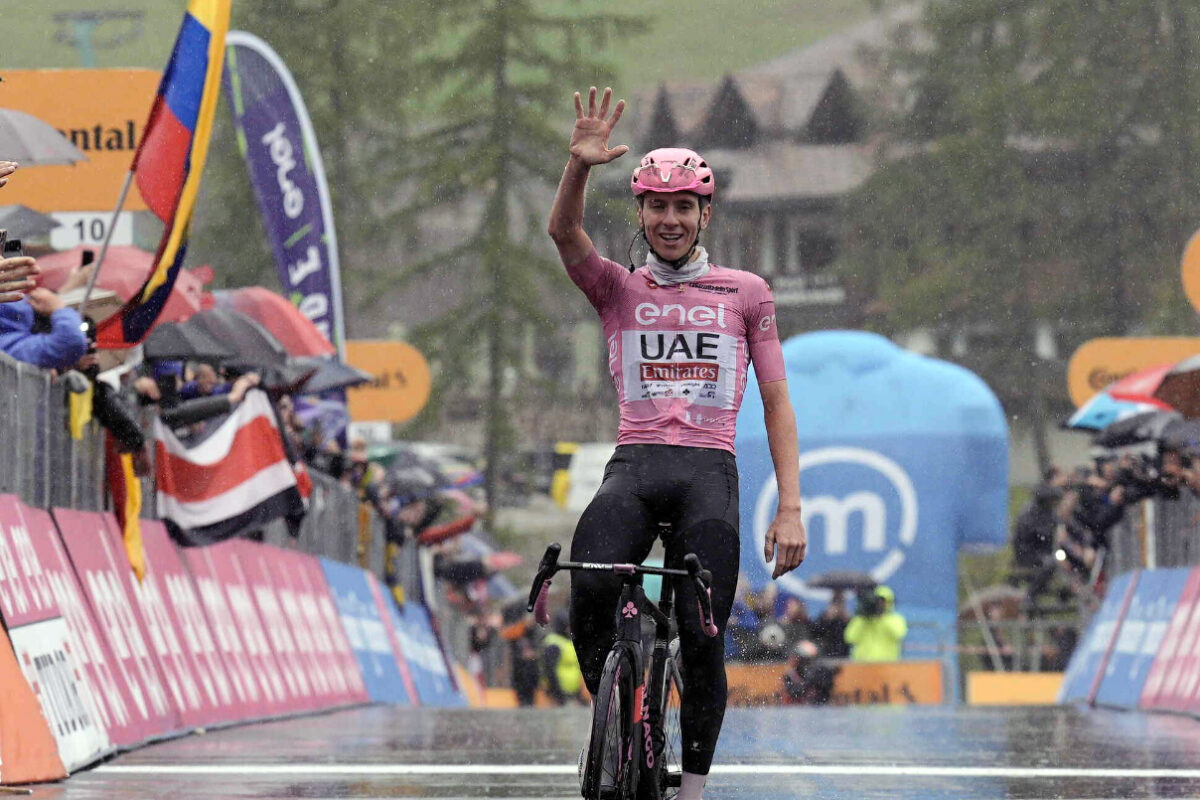 Tadej Pogacar (e il maltempo) dominano la 16a tappa del Giro d'Italia - credit LaPresse