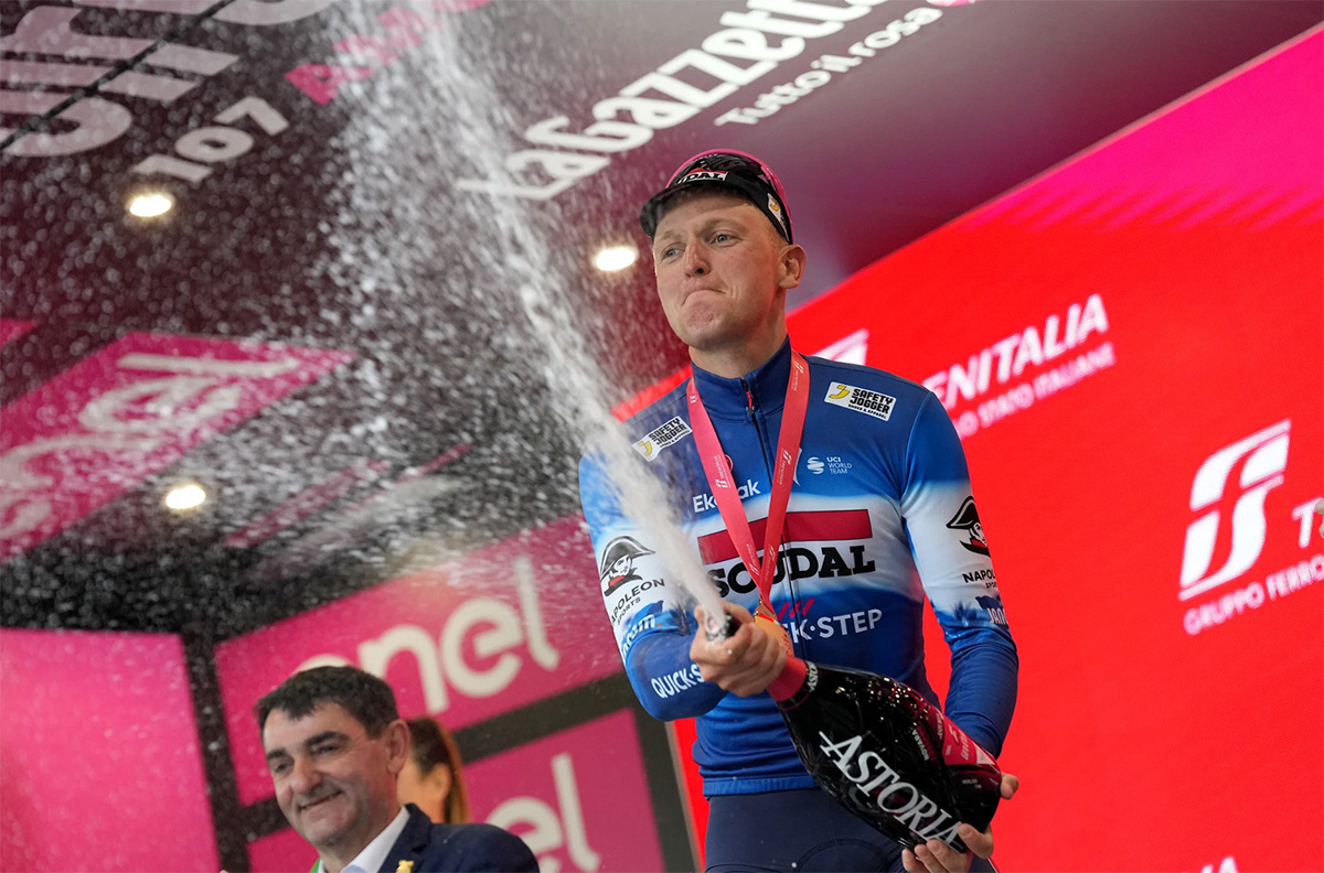 Tim Merlier sul podio della terza tappa del Giro d'Italia - credit LaPresse