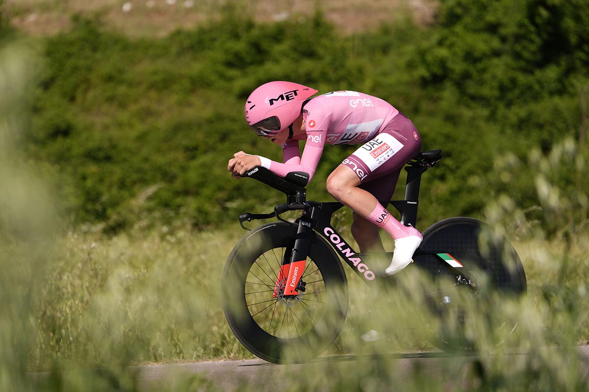 Tadej Pogacar vince in maglia rosa a Perugia la settima tappa a cronometro del Giro d'Italia 2024 (foto La Presse)
