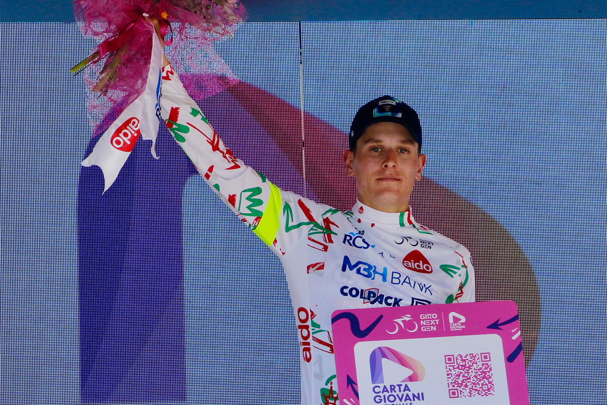 Florian Kajamini sul podio con la maglia tricolore del Giro Next Gen - credit Photobicicailotto