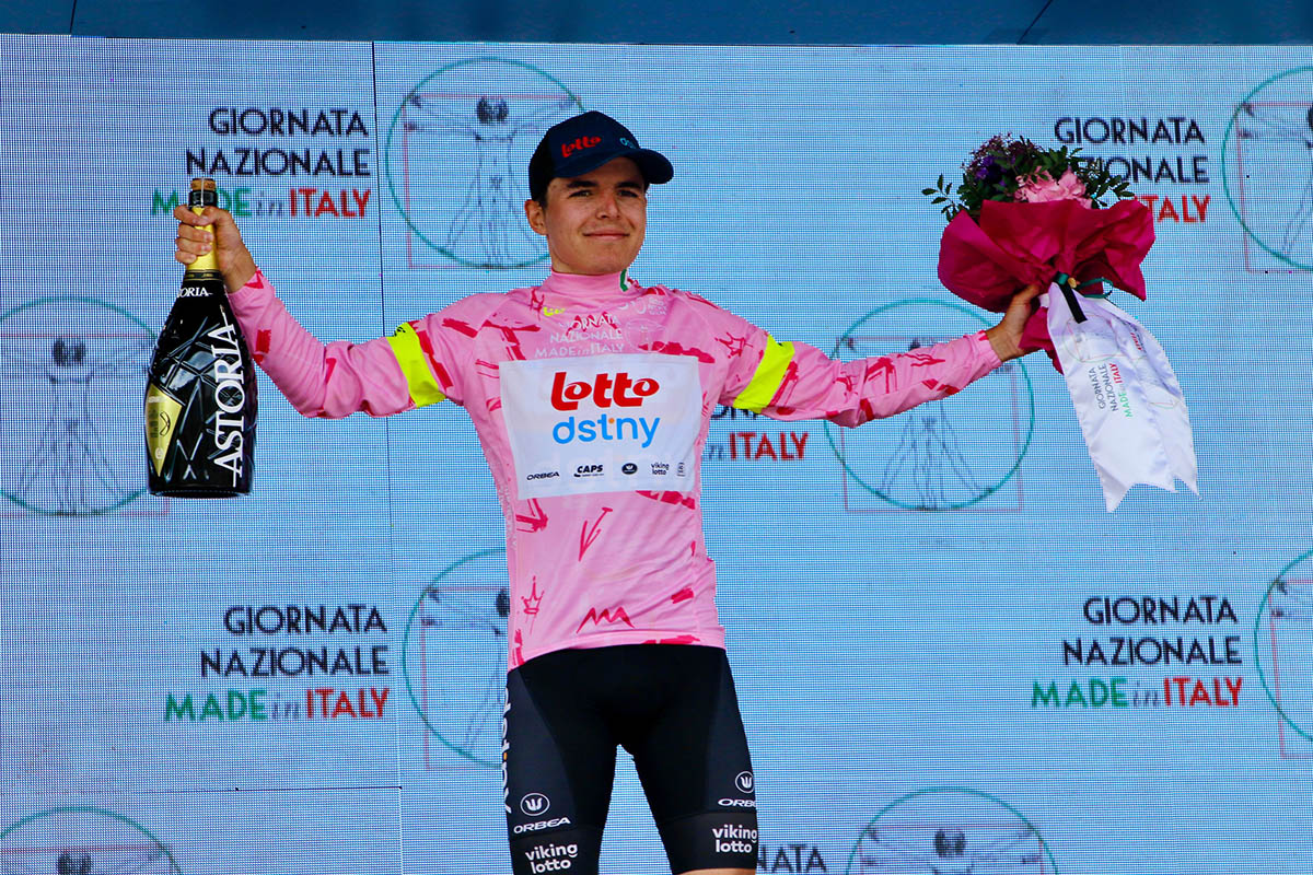 Jarno Widar con la maglia rosa del Giro Next Gen - credit Photobicicailotto