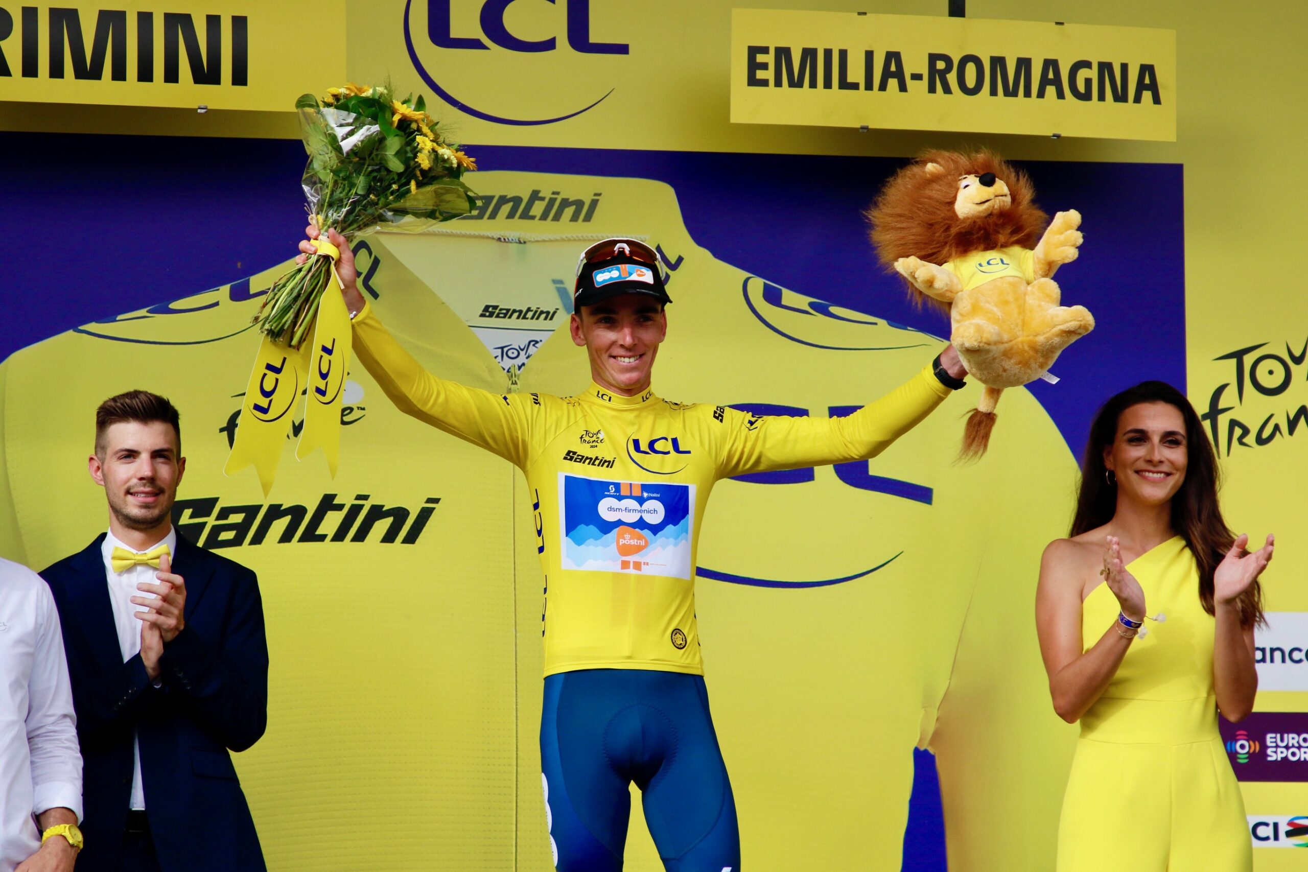 Romain Bardet in maglia gialla - foto Cailotto