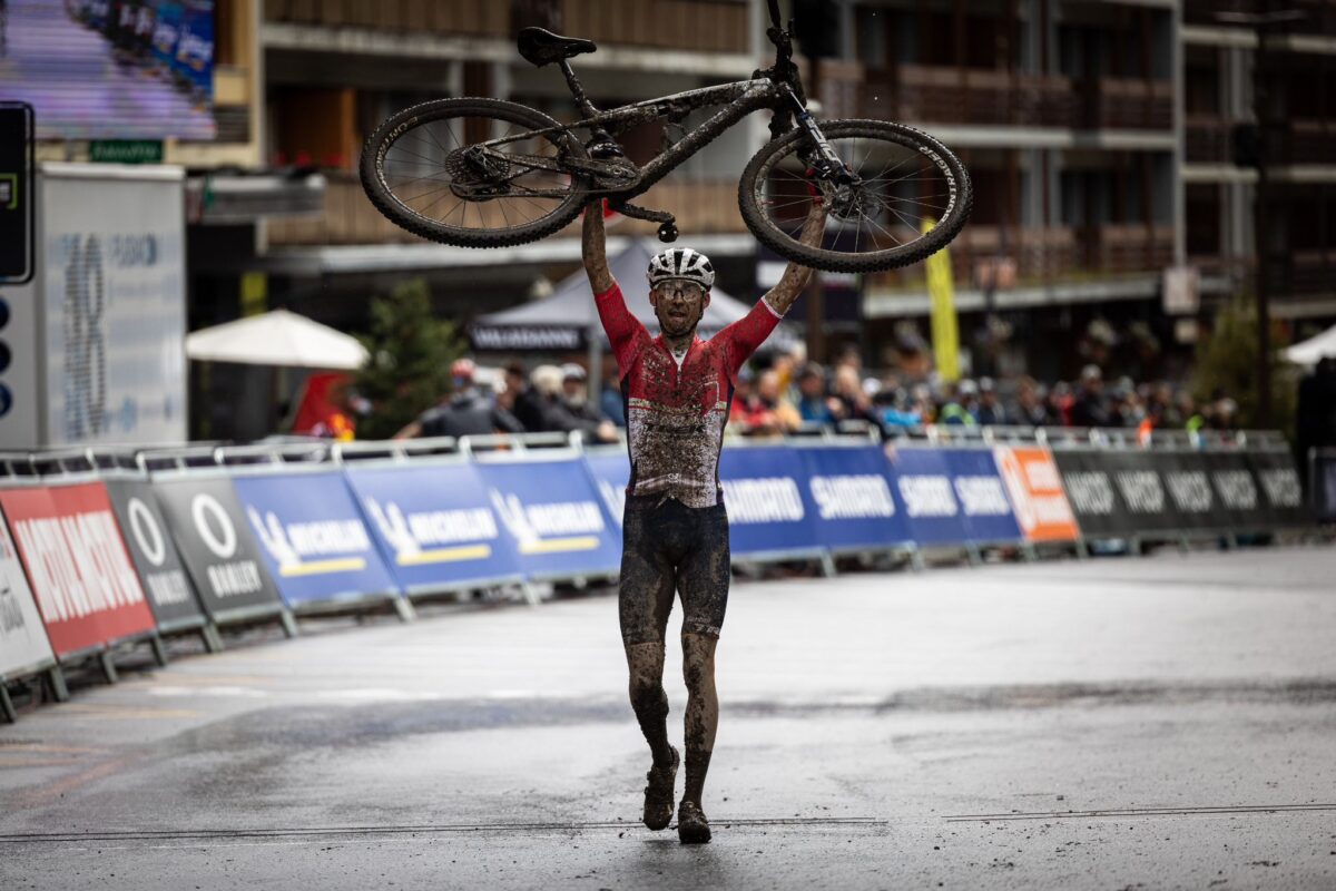 Riley AMOS (TREK FACTORY RACING - PIRELLI) vince a Crans-Montana tra gli Under 23 - credit WHOOP UCI Mountain Bike World Series - Michal Cerveny