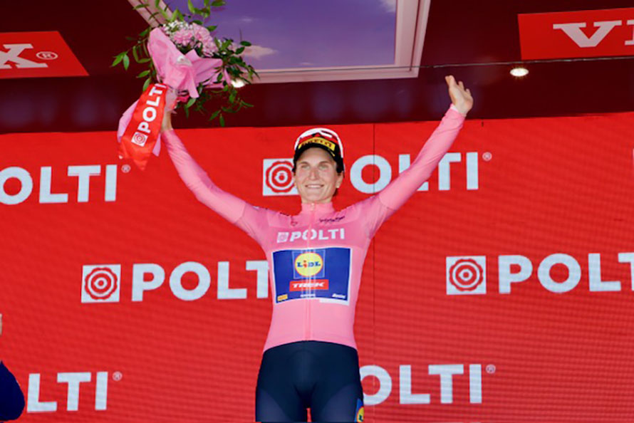 Elisa Longo Borghini in maglia rosa dopo la tappa di Toano - credit Photobicicailotto
