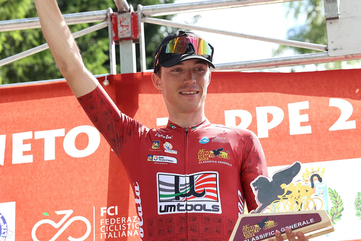 Simone Raccani in maglia rossa di vincitore del Giro del Veneto - credit Photors.it