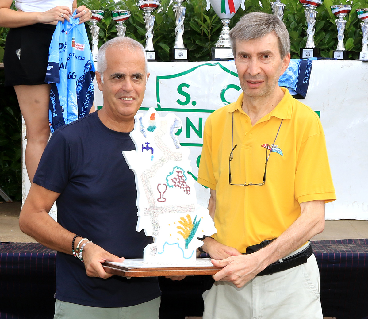 Il tecnico Lucio Cavalleri con il Trofeo Provincia Azzurra - credit Rodella