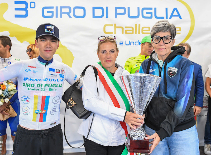 Diego Bracalente e Rossella di Leo festreggiano la vittoria al Giro della Daunia - credit Rodella