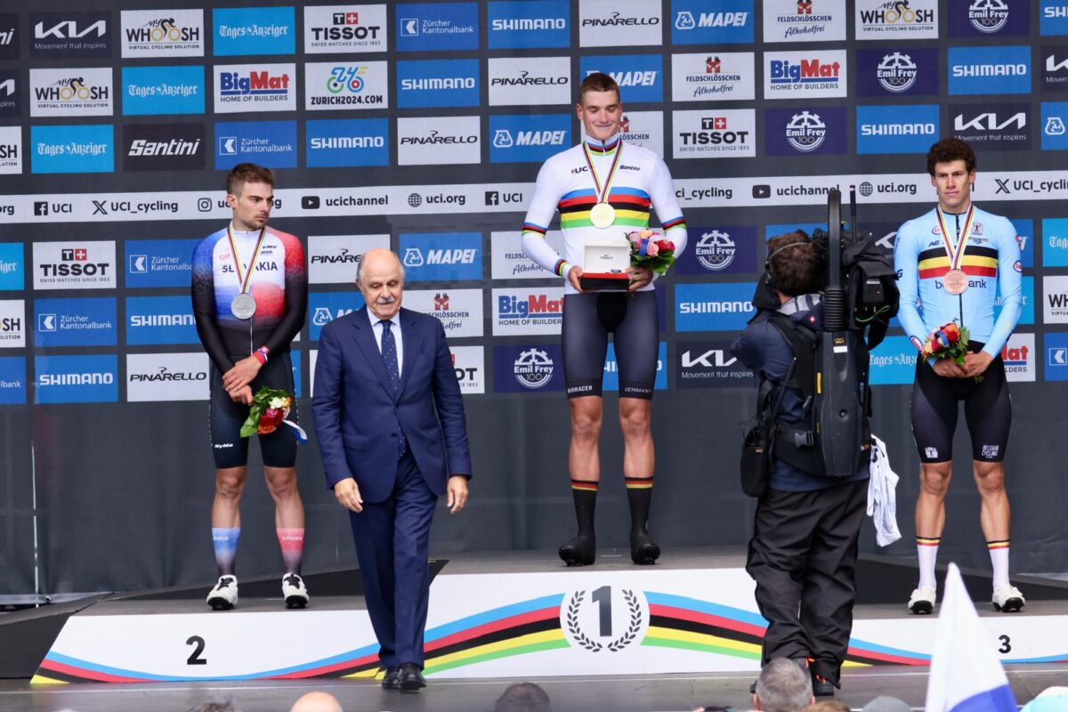 Renato Di Rocco premia Niklas Behrens e gli altri protagonisti del mondiale Under 23 di Zurigo - credit Photobicicailotto