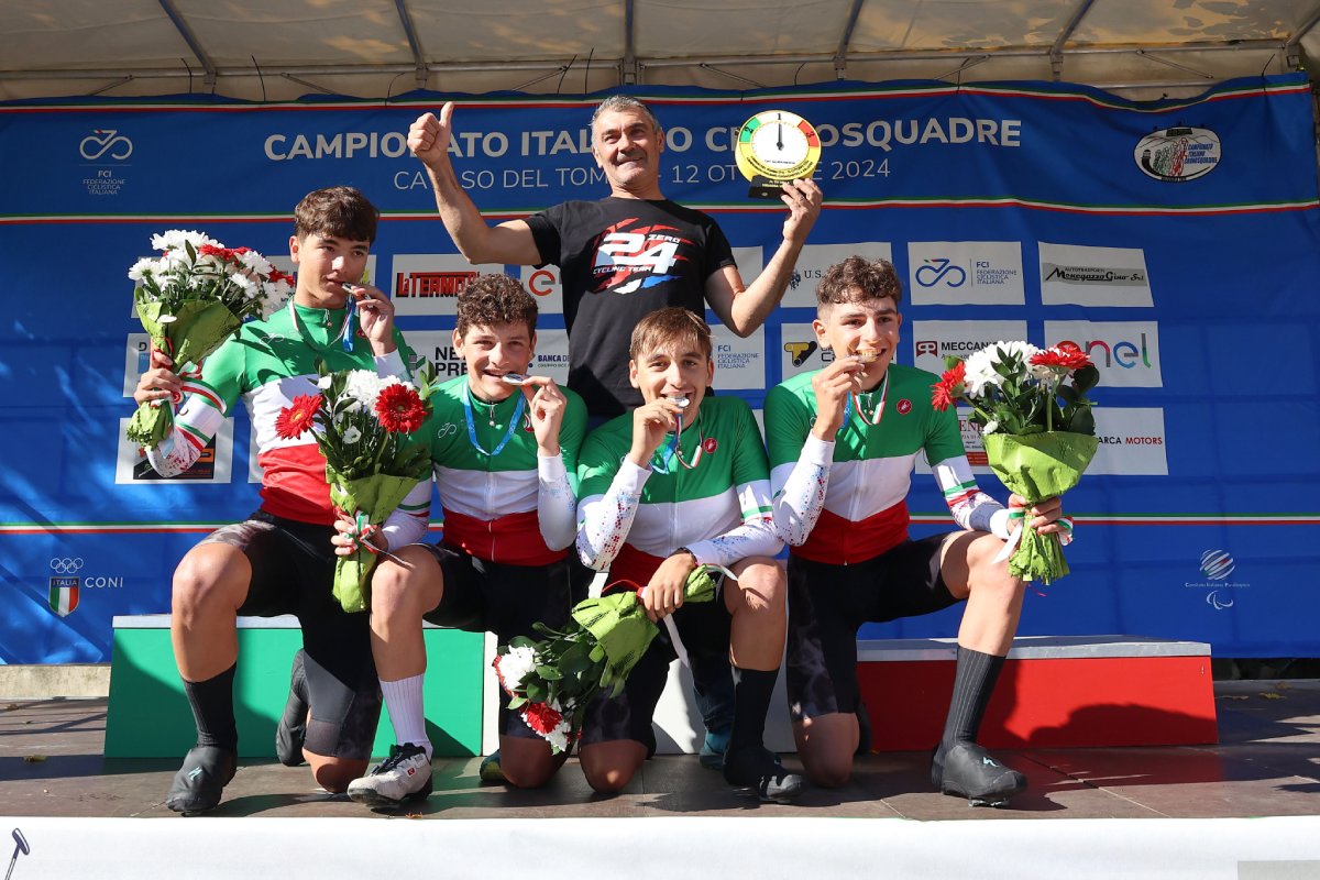 Edoardo Fiorini, Lorenzo Iaconeta, Andrea Alessiani e Teo Lancioni sul podio di Cavaso del Tomba - credit Photors