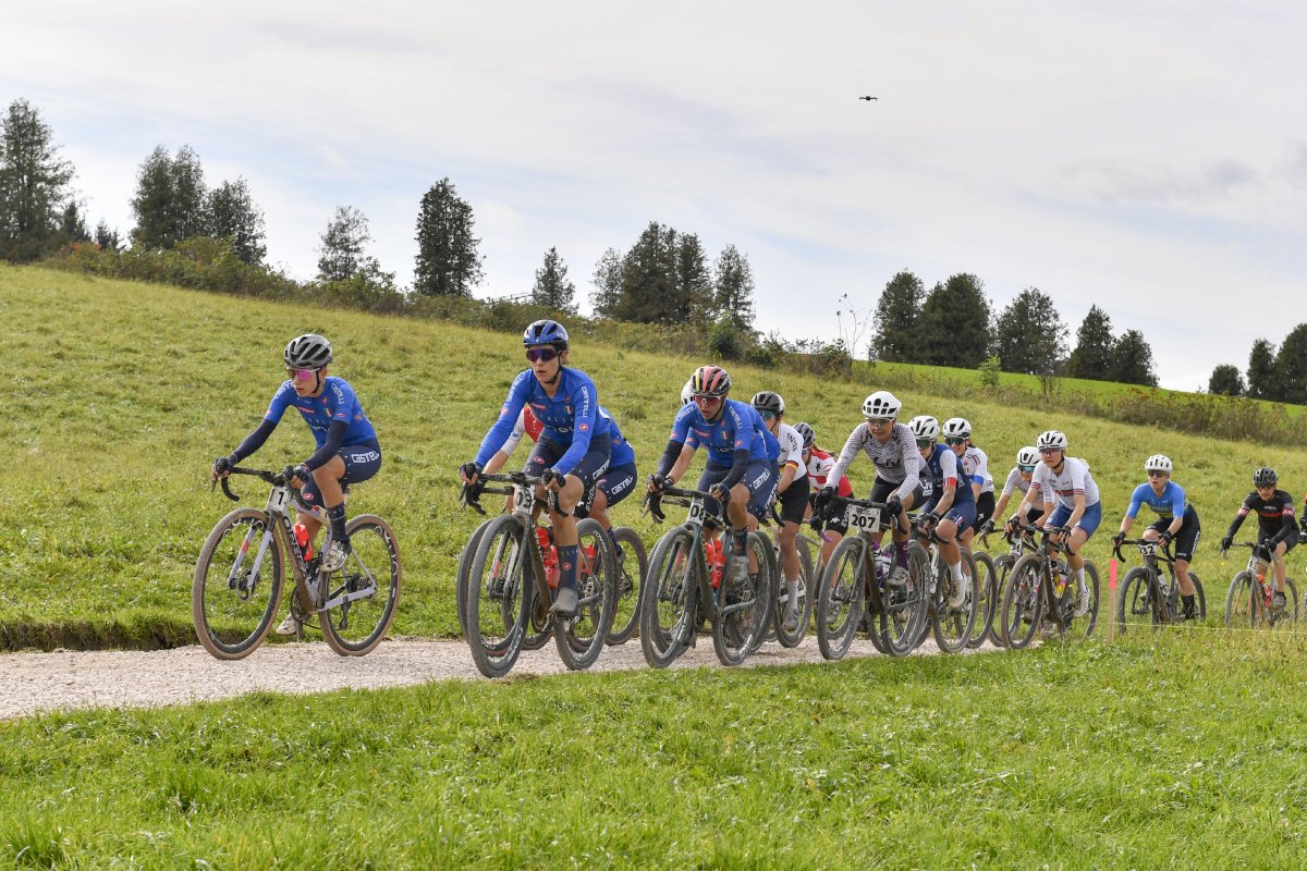 Il blocco azzurro in corsa all'Europeo Gravel di Asiago - credit Sprint Cycling Agency