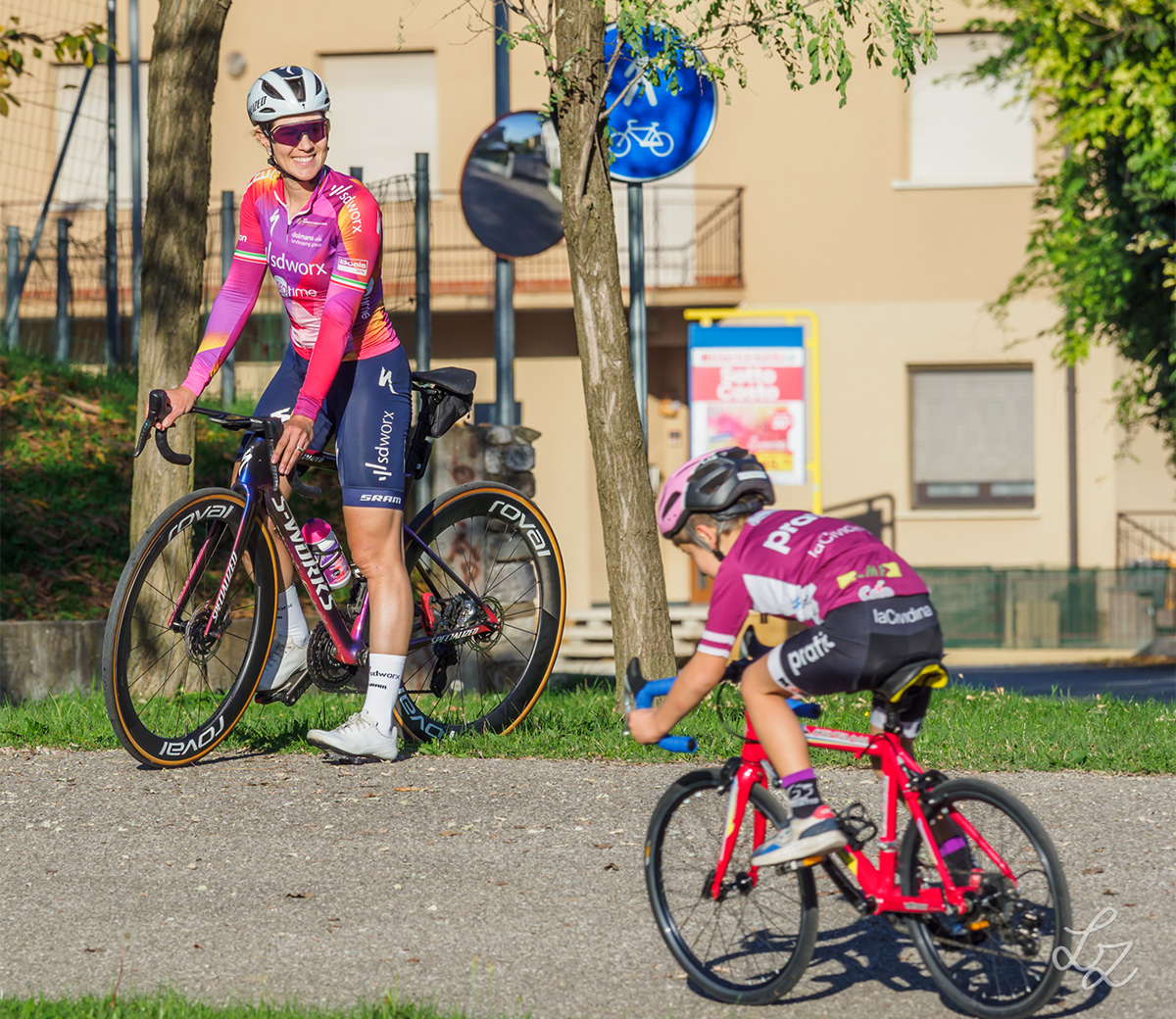 Elena Cecchini, cresciuta nella Libertas Ceresetto, assiste all'allenamento di un giovane atleta - Leonardo Zanello