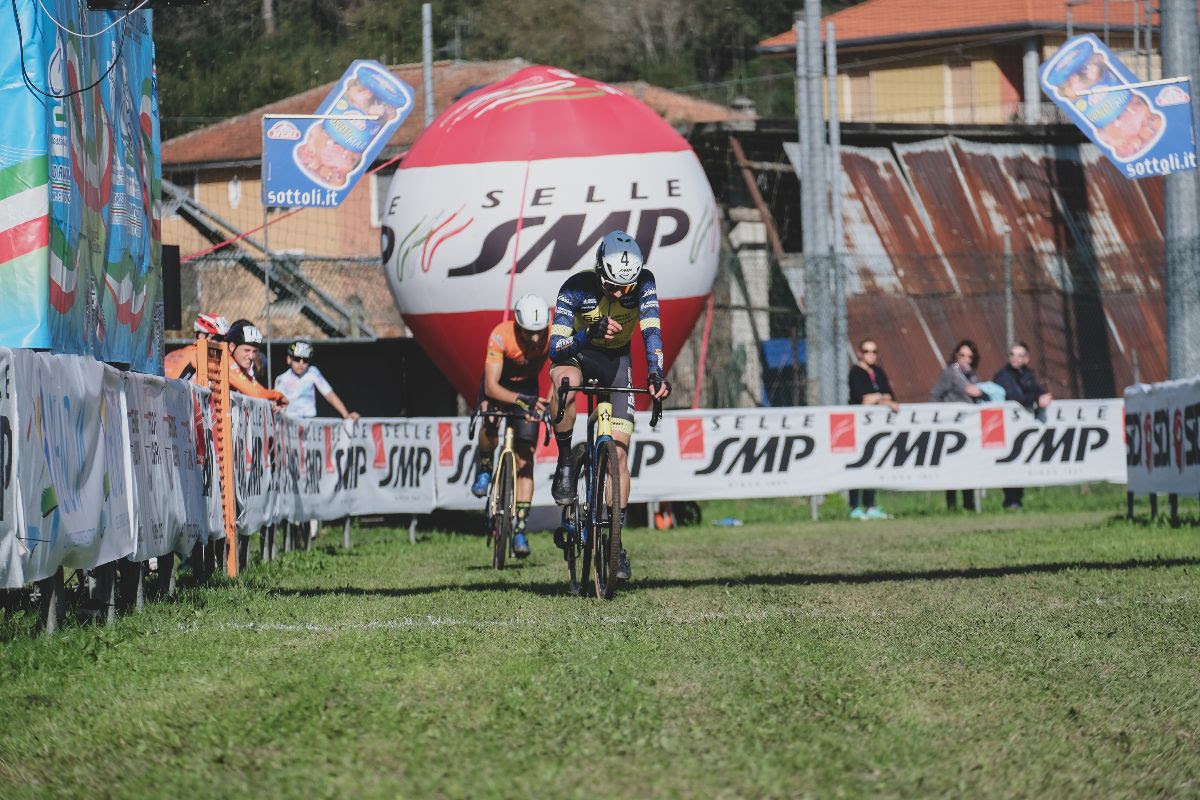 Tommaso Ferri precede Antonio Folcarelli al GP Val Fontanabuona - credit Lisa Paletti