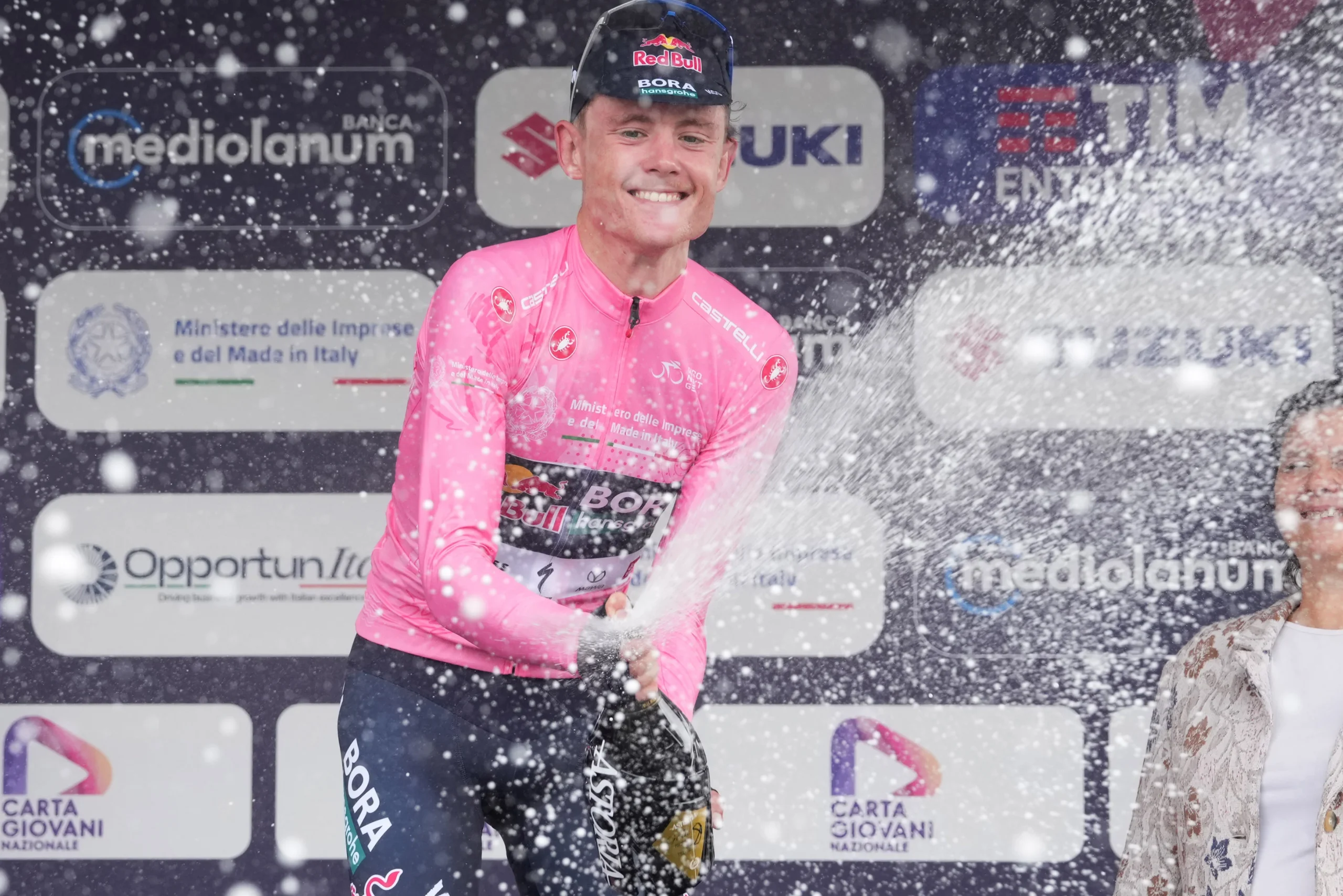 Luke Tuckwell (Red Bull - Bora - Hansgrohe Rookies) festeggia un altro giorno in maglia rosa - Foto LaPresse