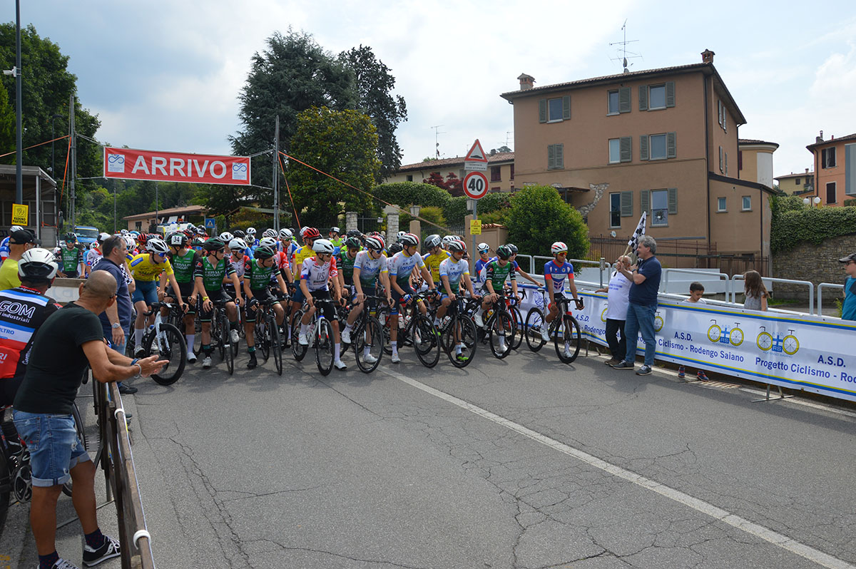 La partenza del Trofeo Sponsor Progetto Ciclismo Rodengo Saiano