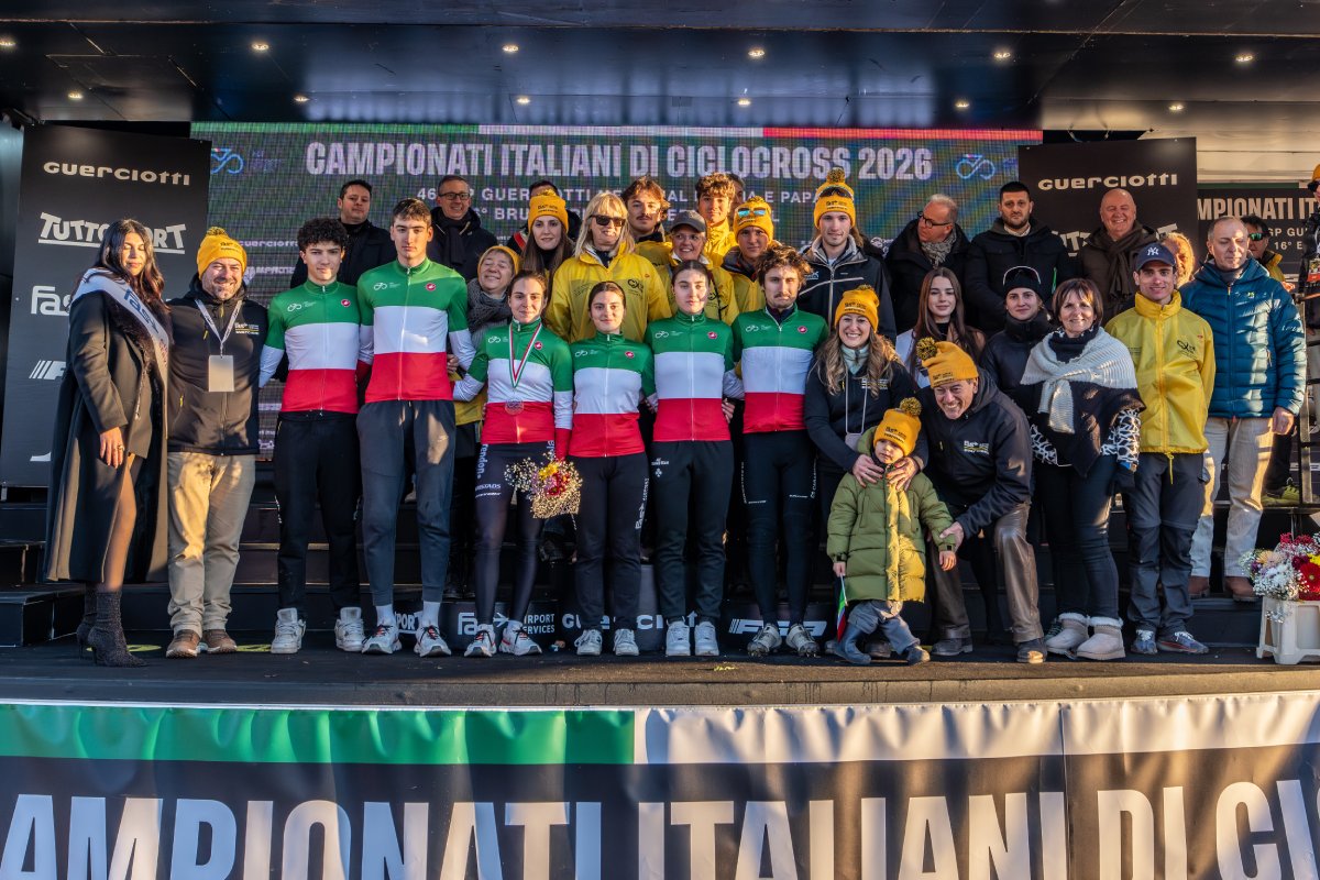 Il podio finale degli Italiani cx 2026 con gli organizzatori e i sei campioni italiani - photo Giorgio De Negri